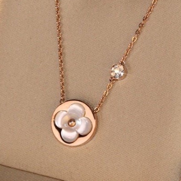 Jewelry - 💎Round Clover Rose Gold Necklace